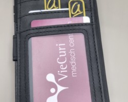 Card-Lift<br>€9,99 Card-Lift hulpmiddel in een telefoonhoesje dat pasjes trapsgewijs omhoog schuift voor makkelijk uitnemen.