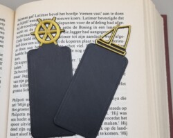 Nautische Boekenleggers<br>€8,99 Set van twee 3D-geprinte nautische boekenleggers met goudkleurige zeilboot en stuurwiel.
