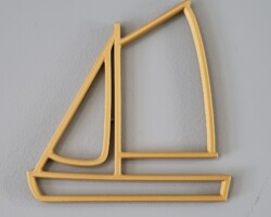 Zeilboot Decoratie<br>€29,99 Detail van de zeilen en de gouden afwerking van de 3D-geprinte zeilboot.