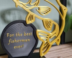 Karper Trofee<br>€34,95 Trofee van een gouden karper op een zwarte voet